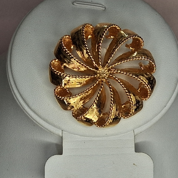 Anne Klein AK Signed Gold Toned Round Circular Ribbon Brooch Sun Burst Swirl - Picture 2 of 9
